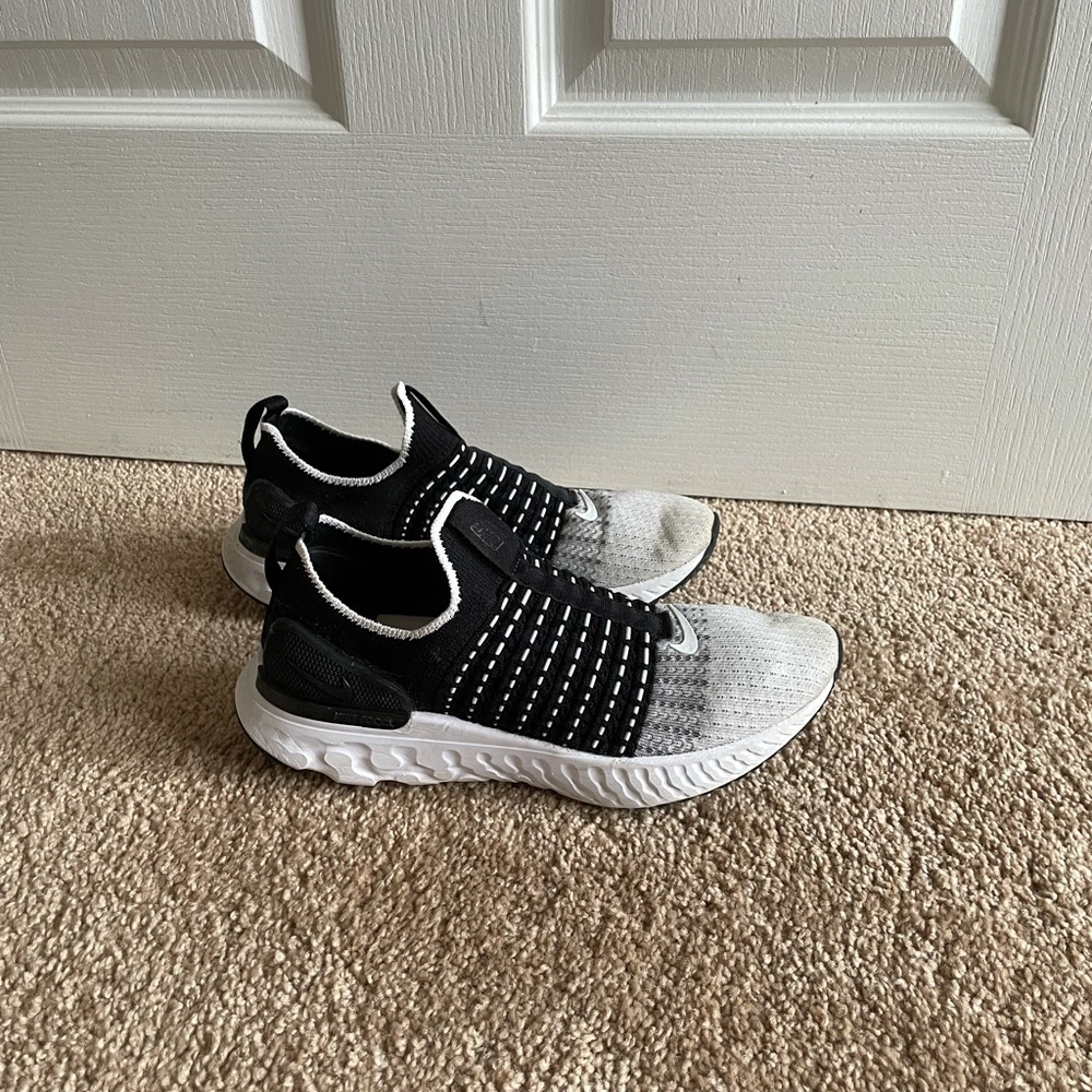 NIKE women’s react phantom running shoes 7.5